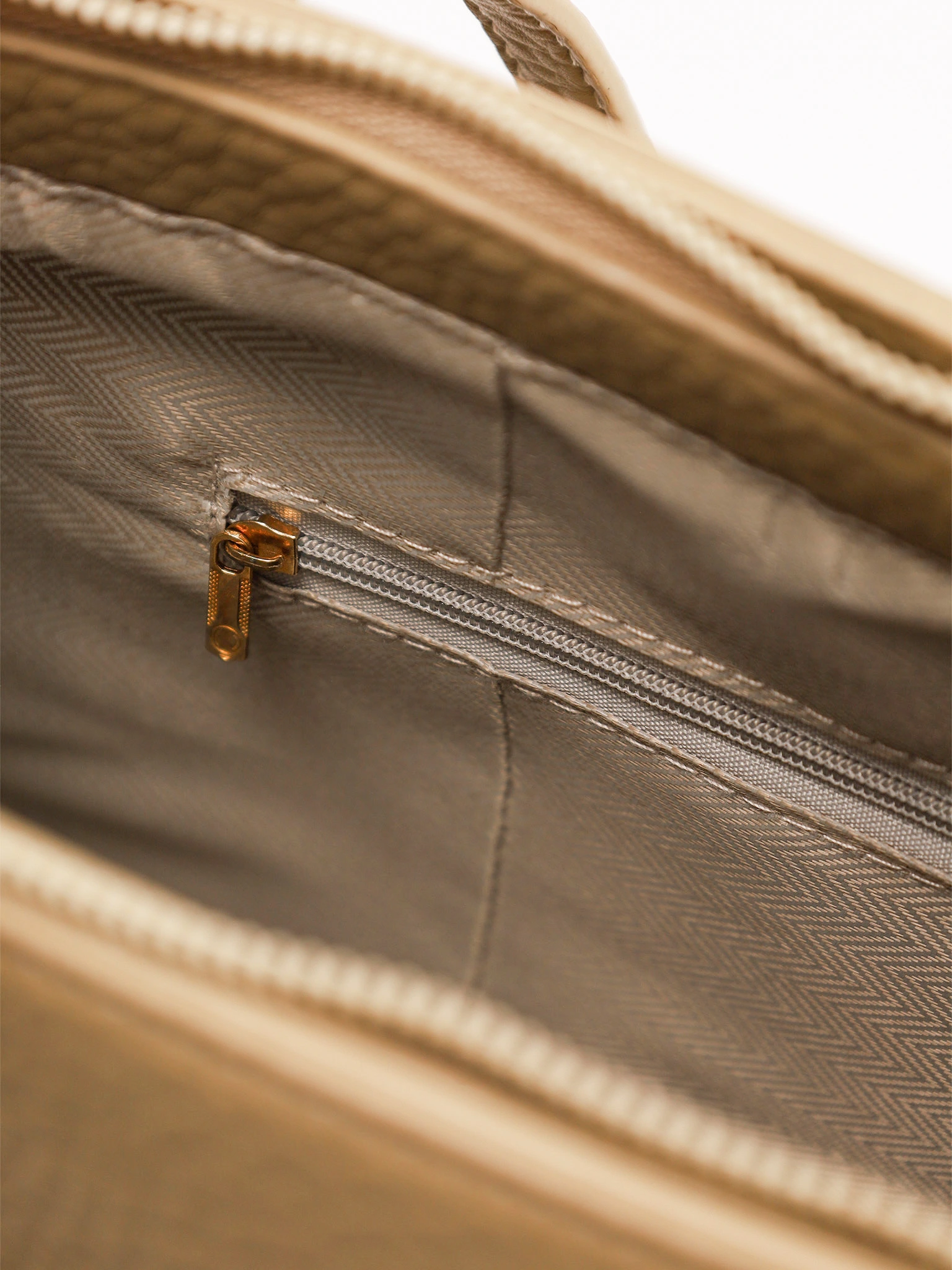 Сумка-тоут с карманом на кнопке и декоративным платком в ассортименте